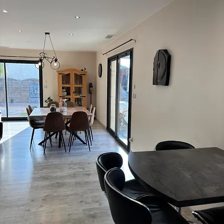 Avec Trois Chambres, Piscine Et Parking