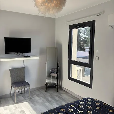 Avec Trois Chambres, Piscine Et Parking *