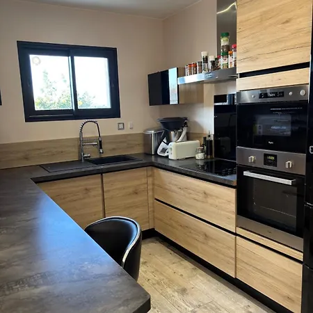 Avec Trois Chambres, Piscine Et Parking Villa