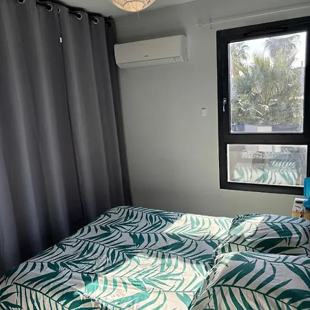Avec Trois Chambres, Piscine Et Parking *