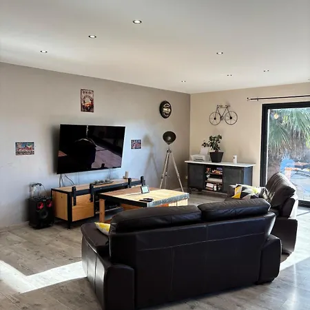 Avec Trois Chambres, Piscine Et Parking Villa