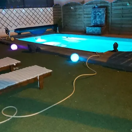 Avec Trois Chambres, Piscine Et Parking *