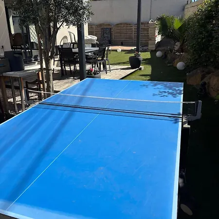 Avec Trois Chambres, Piscine Et Parking Villa