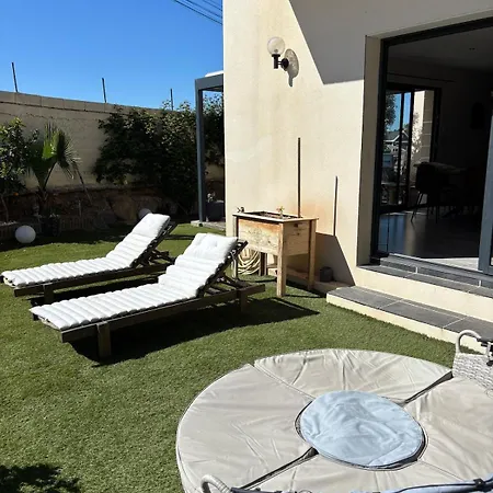 Avec Trois Chambres, Piscine Et Parking Villa *